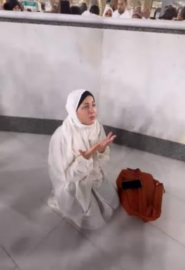 تعليقات متابعي منى فاروق بعد زيارتها للكعبة